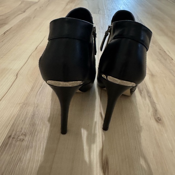 Michael Kors heels. Black with silver.. size 7.5 - Picture 4 of 7